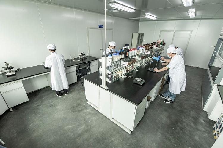 公司经营范围包括:化妆品制造;化妆品及卫生用品批发;化妆品及卫生